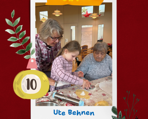 Zwei ältere Frauen arbeiten an einem Tisch. Sie richten etwas mit ihren Händen. Es sieht aus wie Basteln.