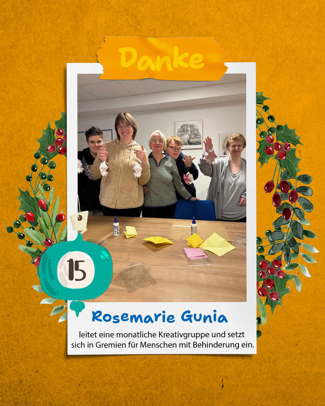 Eine Gruppe älterer Menschen sitzt an einem Tisch. Sie unterhalten sich und arbeiten an etwas.