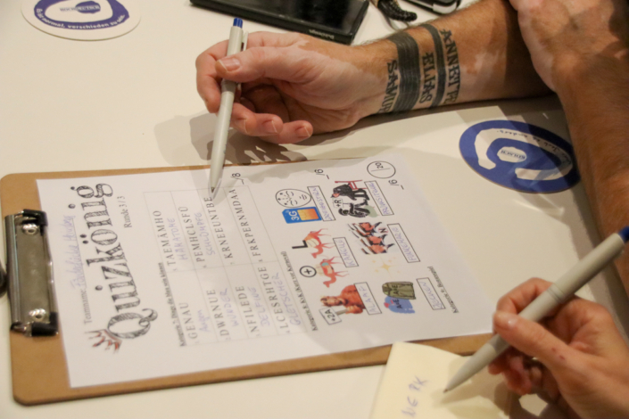 Eine Person schreibt mit einem Stift auf eine Tafel.