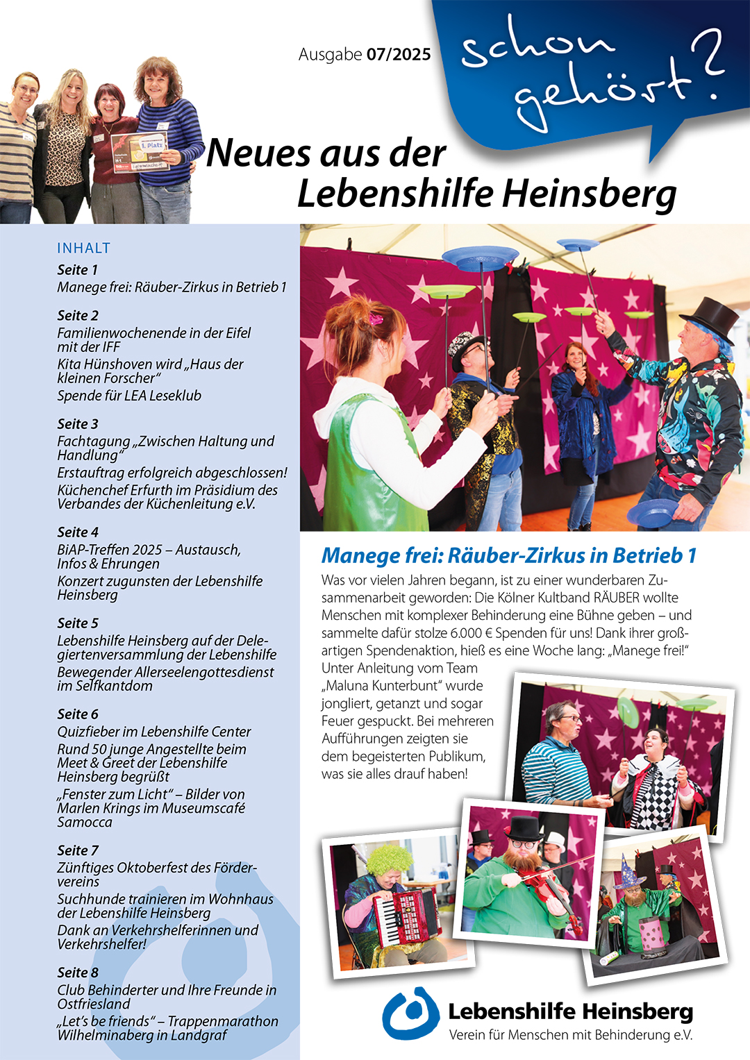 Bühne mit Menschen. Es ist ein Theaterstück. Die Menschen lachen und schauen zu.