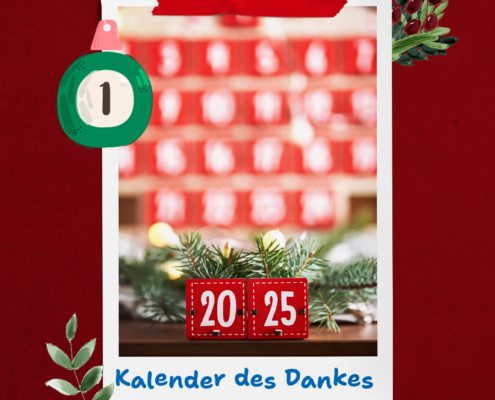 Weihnachtsbaum mit Lichtern. Grüne Zweige und bunte Kugeln sind zu sehen. Es ist ein festliches Bild.