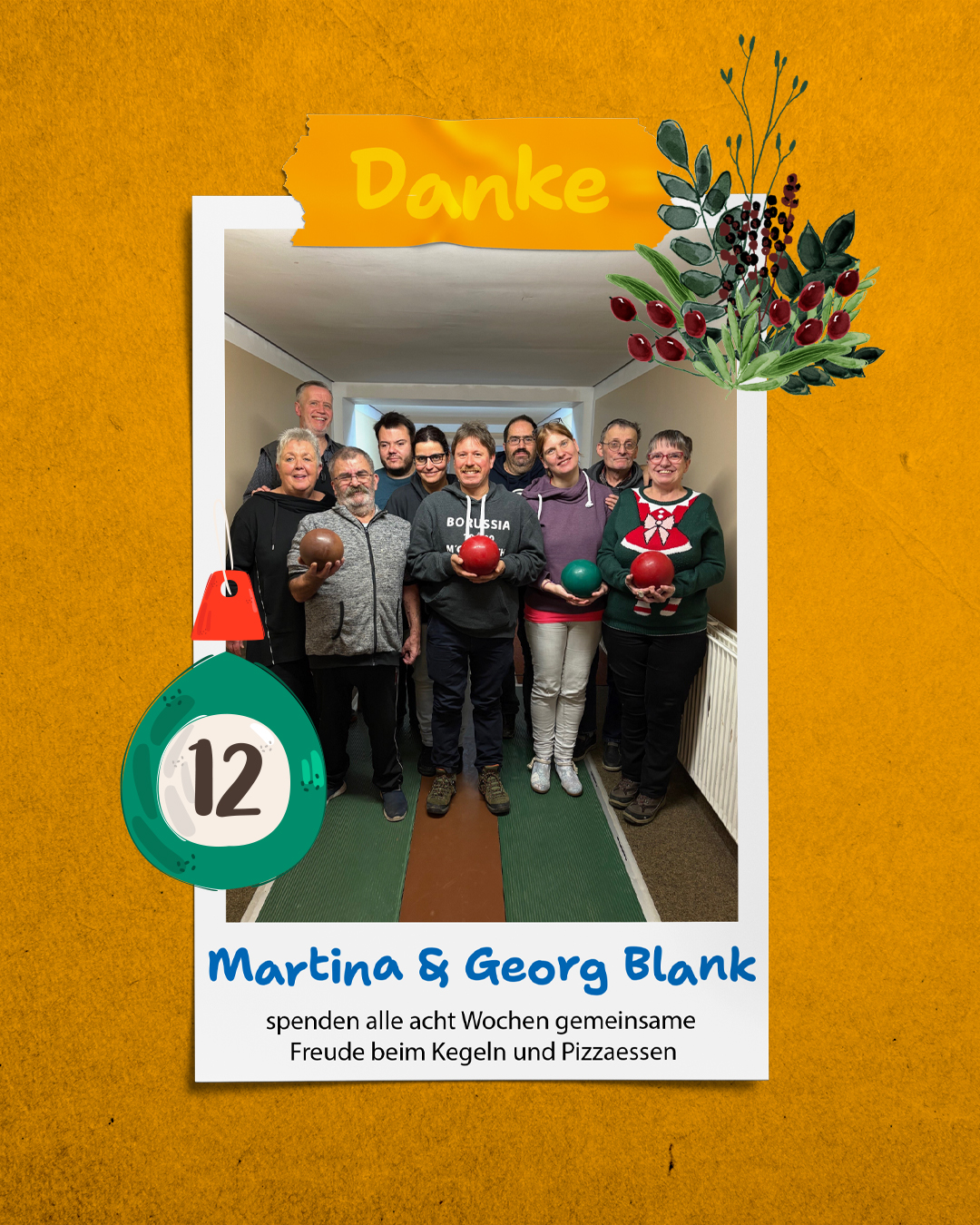 Eine Gruppe Menschen steht in einem Raum. Einige tragen Karnevalskostüme und halten bunte Bälle.