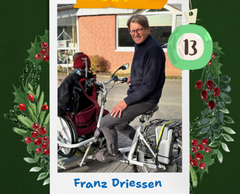 Ein Mann sitzt auf einem Motorrad.