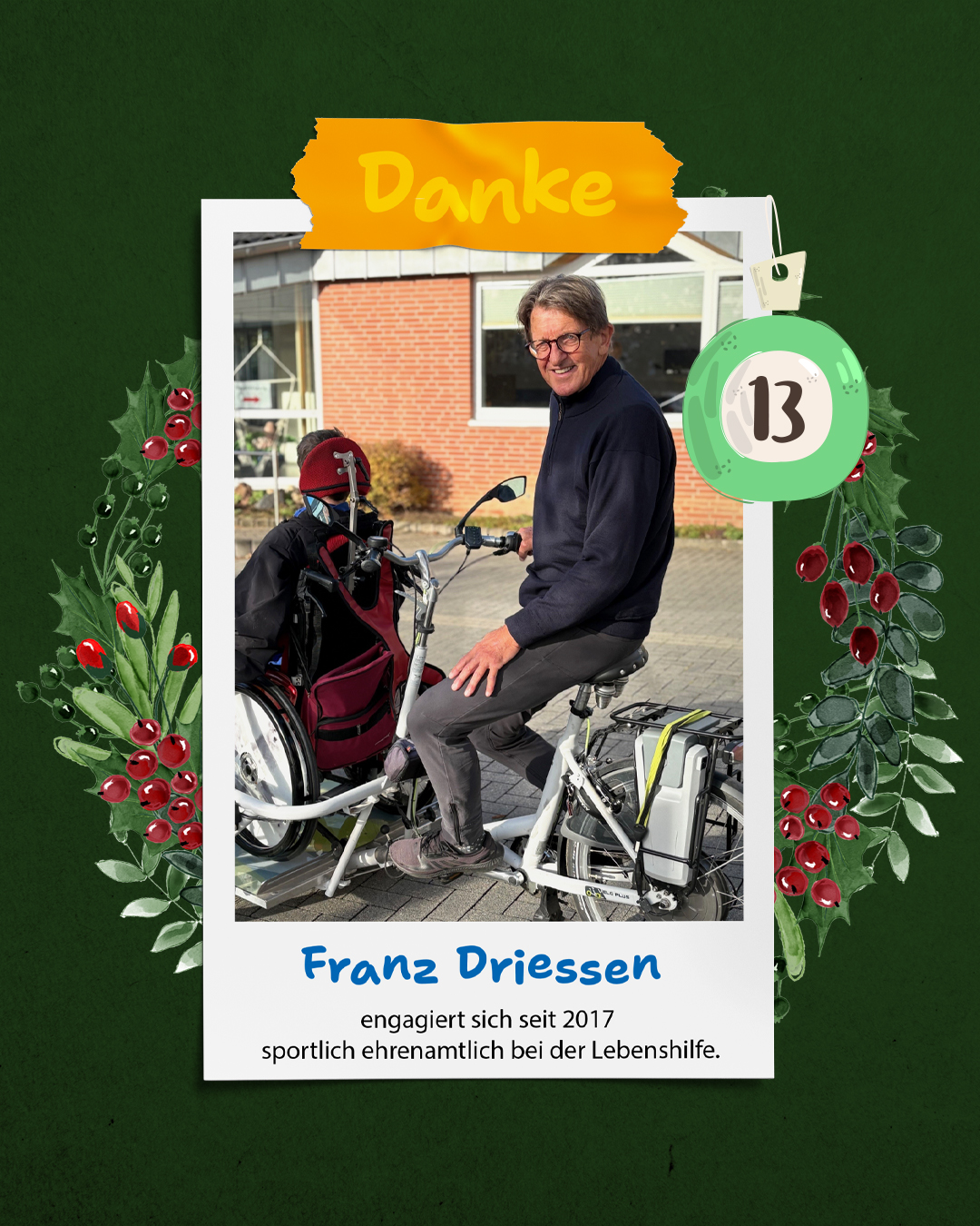 Ein Mann sitzt auf einem Motorrad.