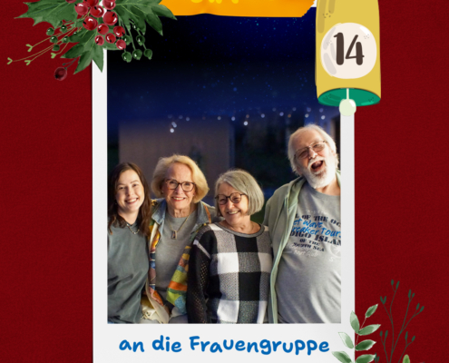 Fünf ältere Menschen stehen im Freien. Sie lächeln. Es ist ein Gruppenfoto.