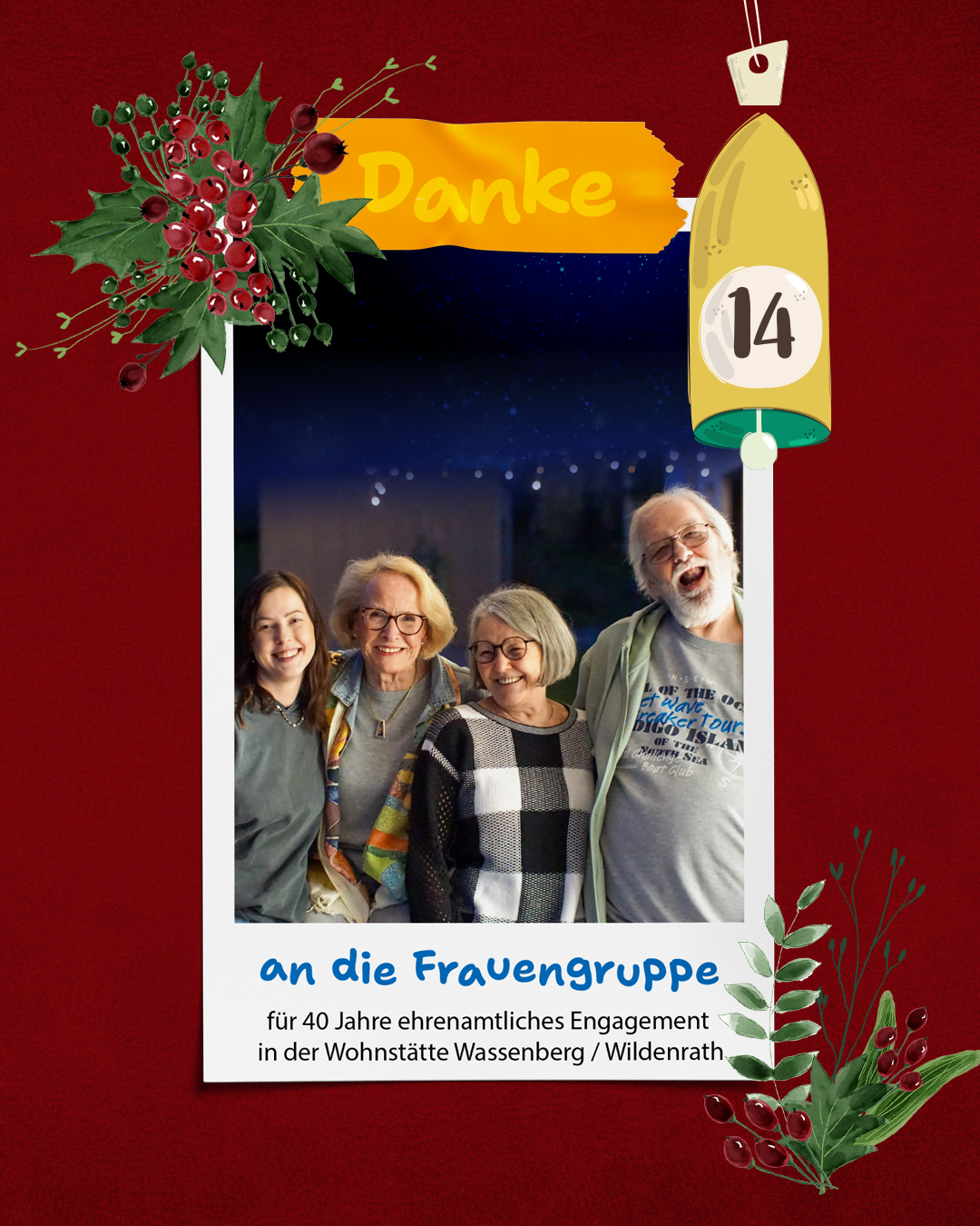 Fünf ältere Menschen stehen im Freien. Sie lächeln. Es ist ein Gruppenfoto.