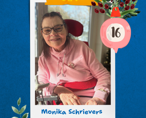 Eine ältere Frau mit Brille sitzt vor einer Nähmaschine. Sie lächelt.