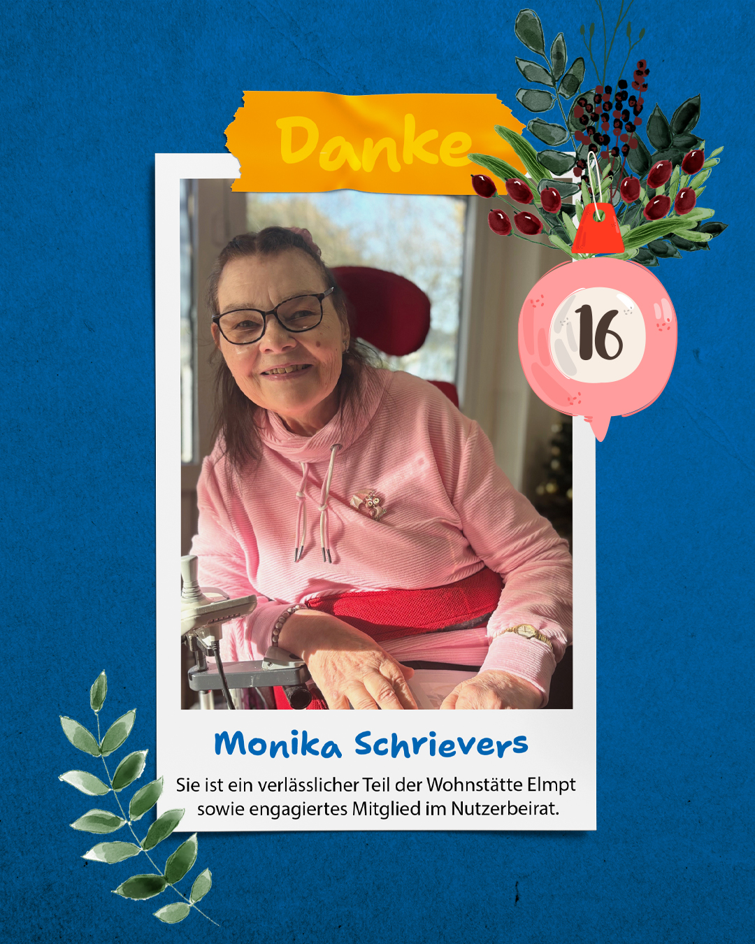 Eine ältere Frau mit Brille sitzt vor einer Nähmaschine. Sie lächelt.