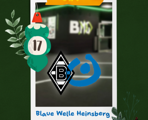 Ein Mann sitzt an einem Schreibtisch. Er arbeitet am Computer.