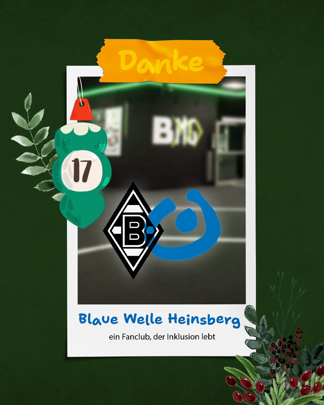 Ein Mann sitzt an einem Schreibtisch. Er arbeitet am Computer.