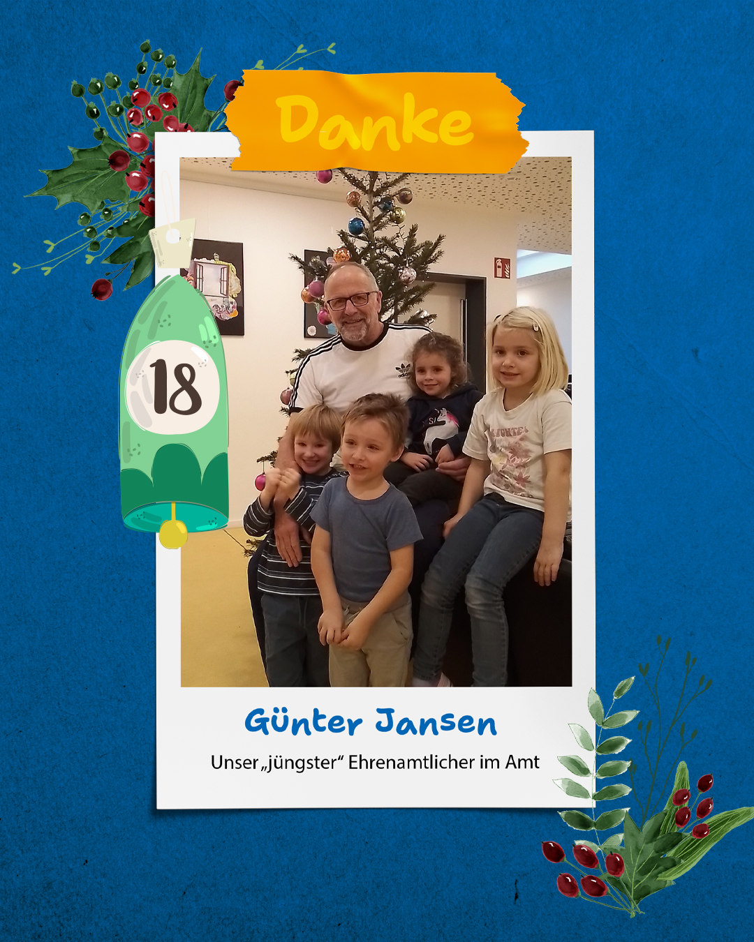 Ein Mann steht vor einem Weihnachtsbaum. Er lächelt. Neben ihm stehen zwei Kinder.