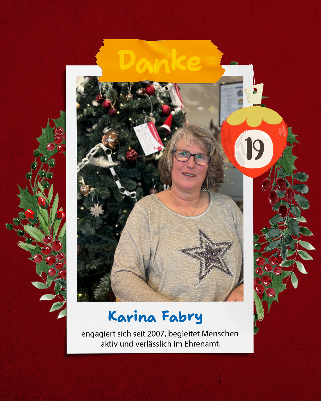 Eine Frau mit kurzen Haaren lächelt in die Kamera. Sie trägt eine graue Jacke und eine Brille.