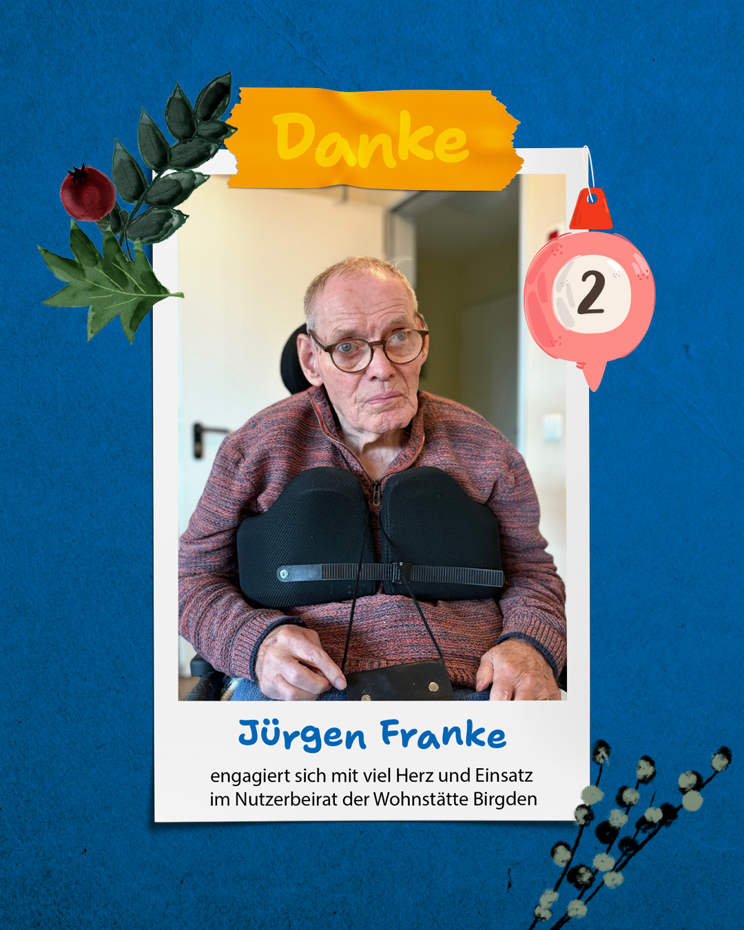 Ein Mann sitzt auf einem Stuhl und spielt Gitarre. Er hat einen grauen Pullover an.