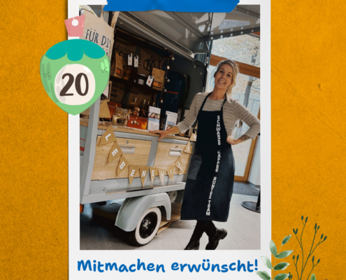 Eine Frau steht an einem kleinen Wagen mit Essen.