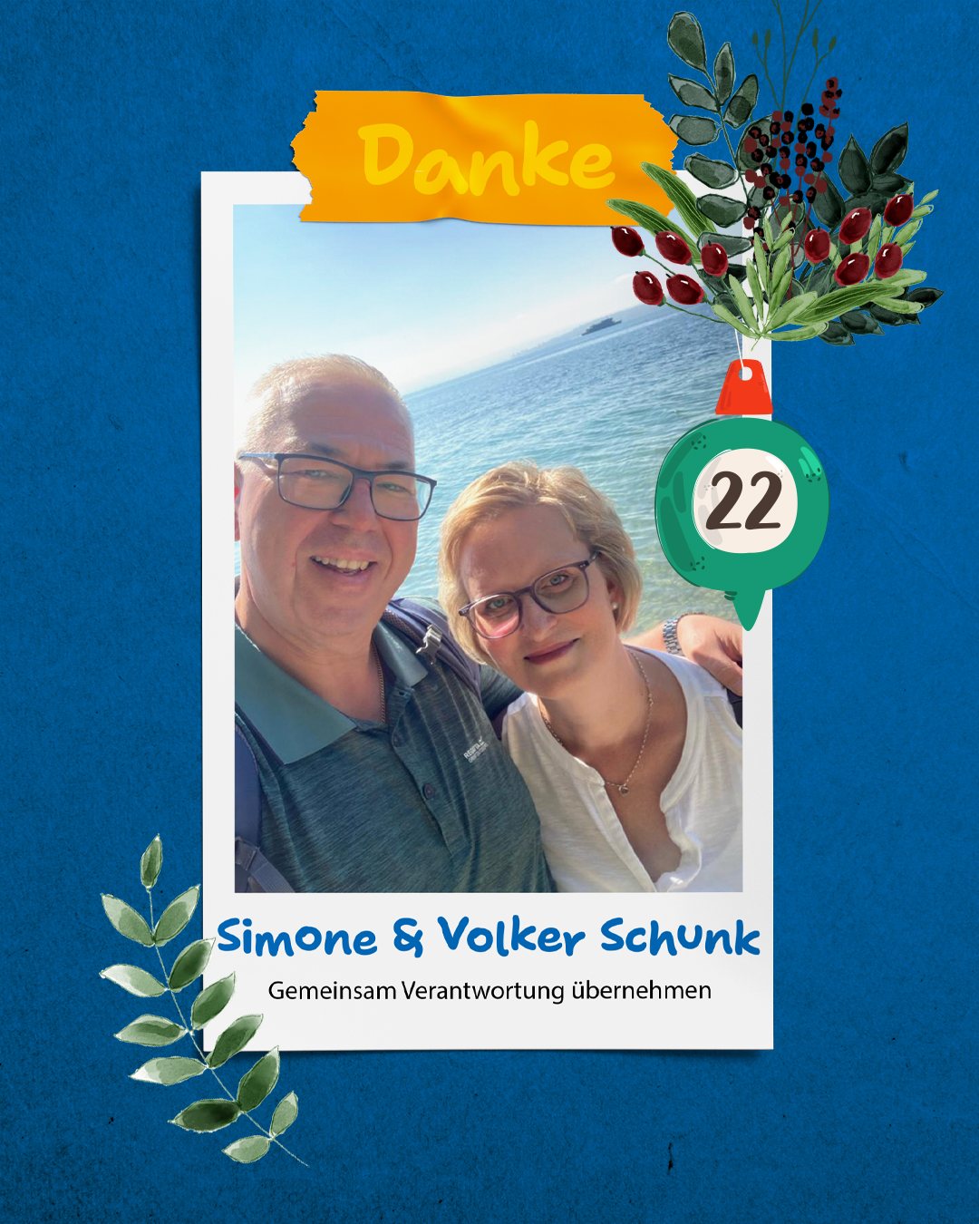 Zwei Menschen stehen vor einer grünen Landschaft. Die Frau hat eine Brille auf. Beide lächeln.