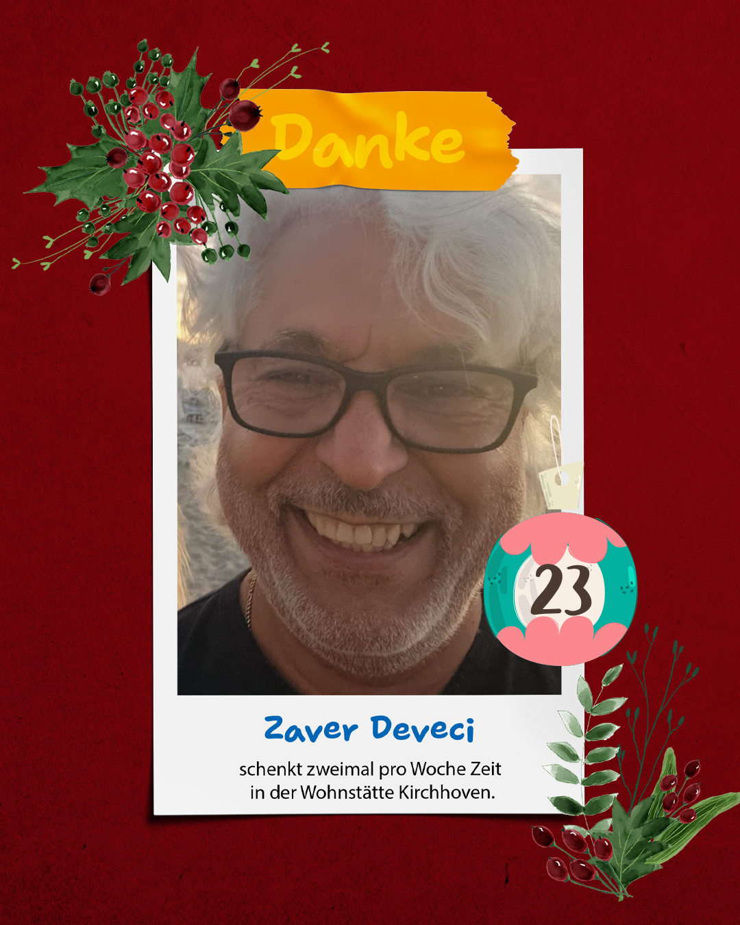 Mann mit grauem Haar und Brille lächelt freundlich in die Kamera. Er trägt ein schwarzes Hemd.