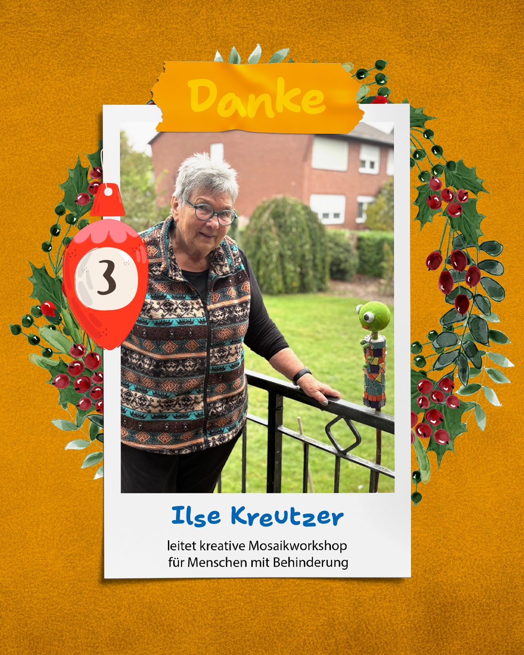 Eine Frau steht vor einem Haus. Sie trägt eine Jacke und eine Brille.