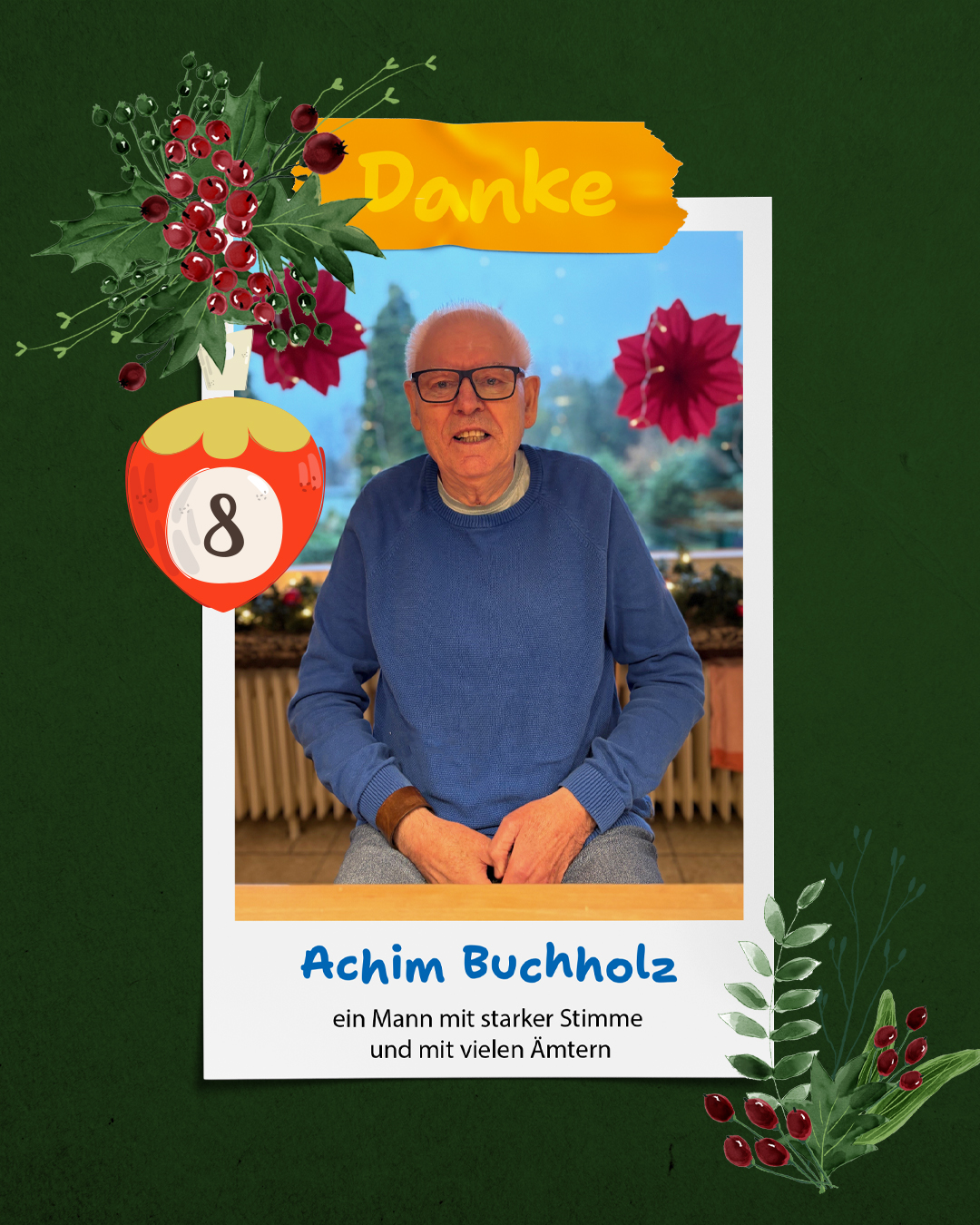 Ein älterer Mann mit Brille steht vor einem Garten. Er trägt einen blauen Pullover.