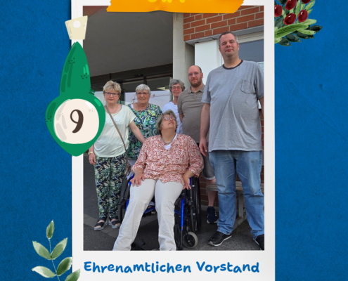 Eine Gruppe von älteren Menschen steht vor einem Gebäude. Einige sitzen im Rollstuhl.