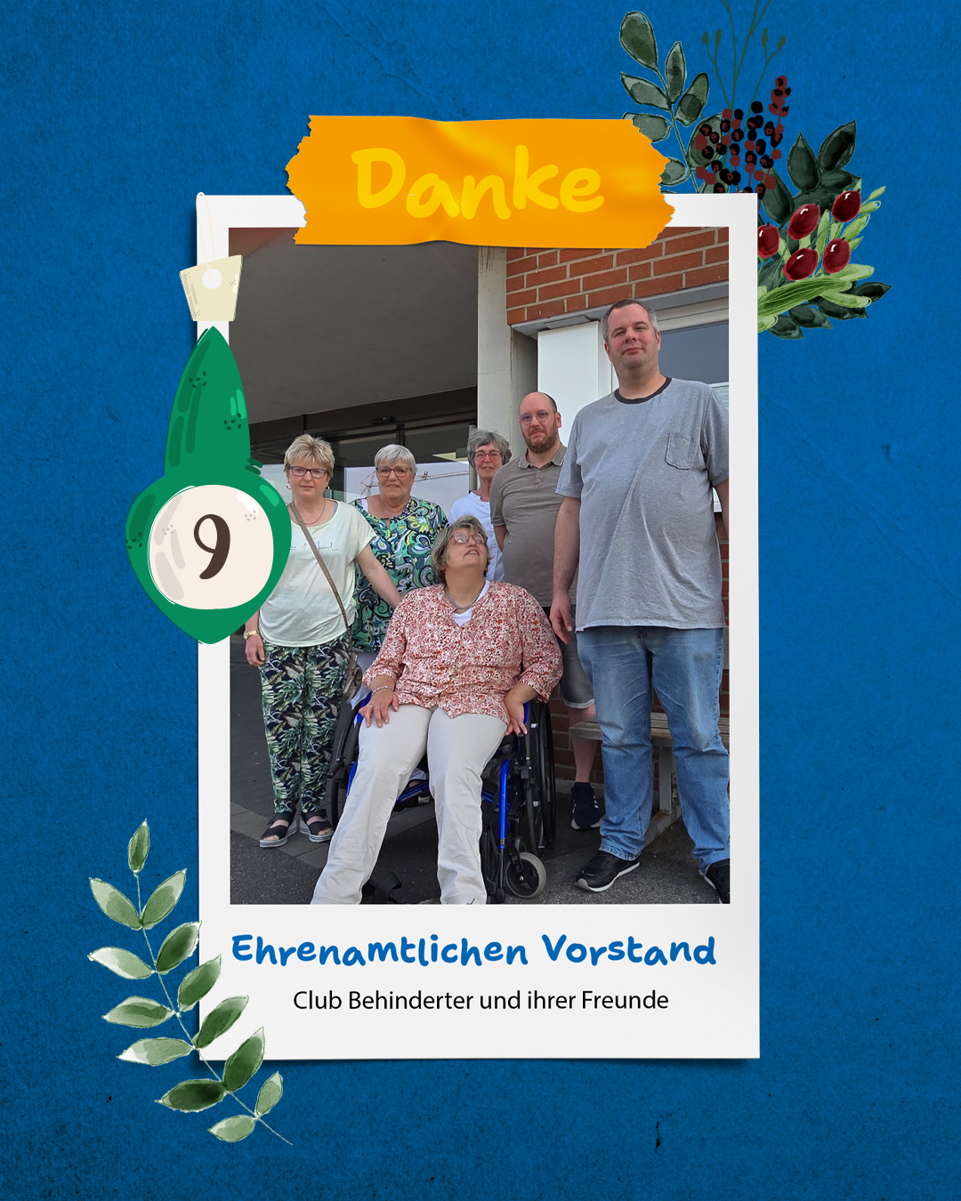 Eine Gruppe von älteren Menschen steht vor einem Gebäude. Einige sitzen im Rollstuhl.