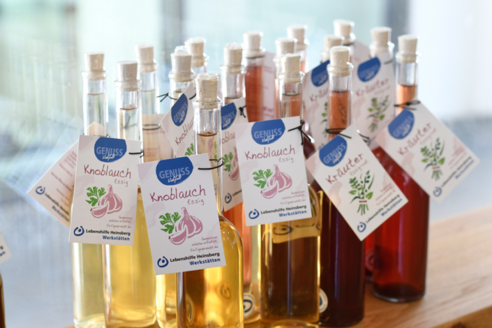 Flüssigkeit in braunen Glasflaschen. Die Flüssigkeit ist rotbraun und durchscheinend.